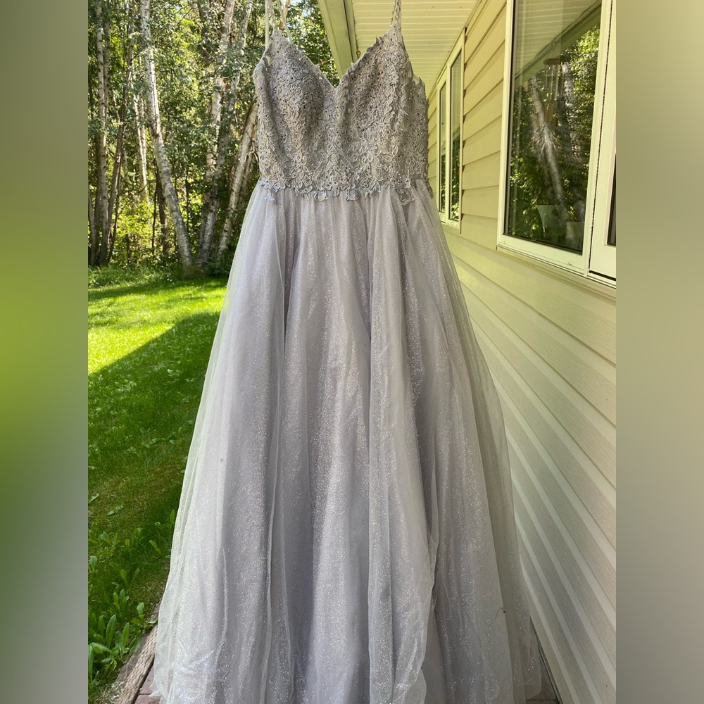 Beautiful Jovani Silver Sparkle Gown💍🧚🏾‍♀️